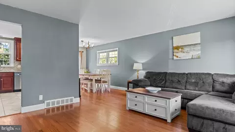 Entry Way - 1002 Windsor Rd, Warminster, PA 18974 photo 5 of 10
