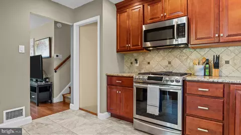 Entry Way - 1002 Windsor Rd, Warminster, PA 18974 photo 2 of 10