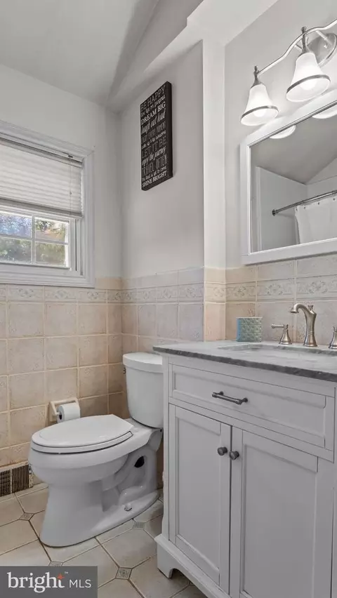 Bath - 1002 Windsor Rd, Warminster, PA 18974 photo 1 of 3