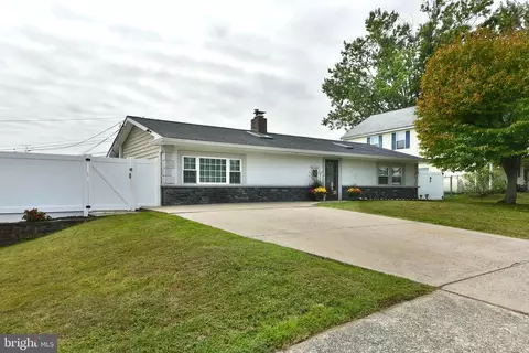31 Briaroot Ln, Levittown, PA 19054