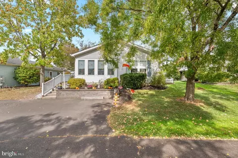 495 Goldenrod Xing W, Buckingham, PA 18912