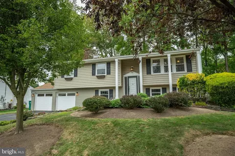 44 Hedgerow Dr, Morrisville, PA 19067