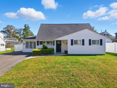 18 Harvest Rd, Levittown, PA 19056