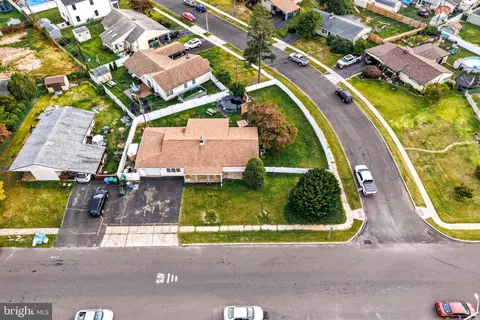 167 Farmbrook Dr, Levittown, PA 19055 photo 30