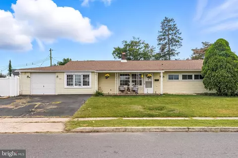 167 Farmbrook Dr, Levittown, PA 19055