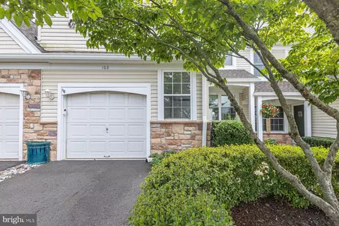 102 Waverly Ln #4, New Hope, PA 18938