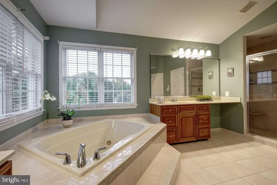 Bath - 2036 Silverwood Dr, Newtown, PA 18940 photo 2 of 5