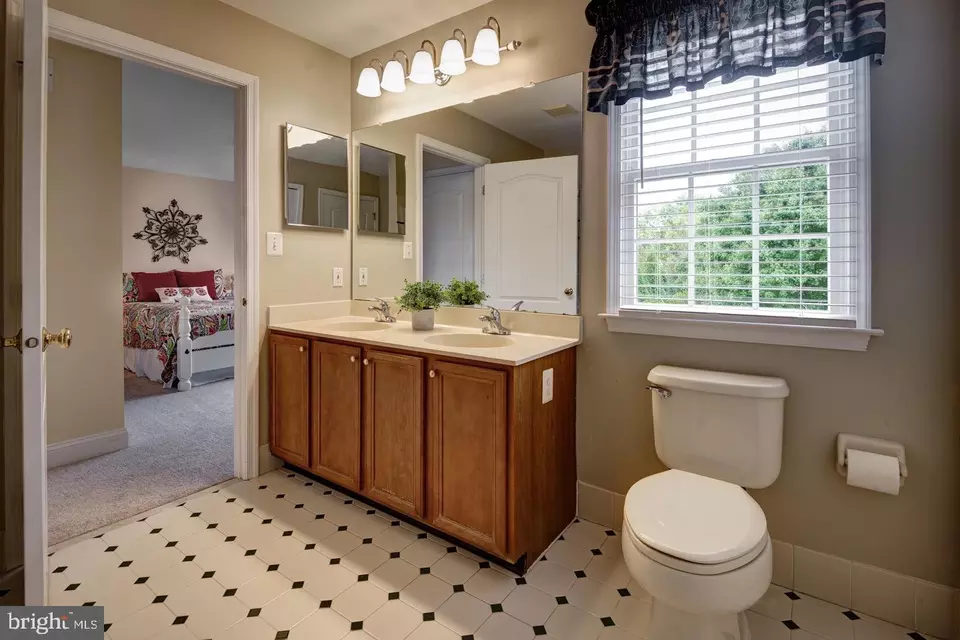 Bath - 2036 Silverwood Dr, Newtown, PA 18940 photo 3 of 5