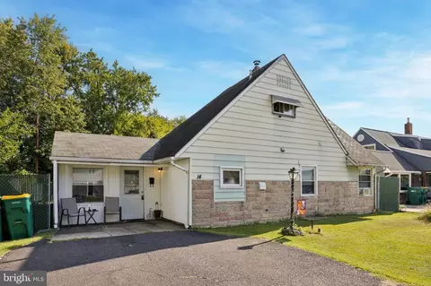 14 Neptune Ln, Levittown, PA 19054