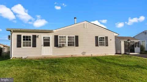 24 Chestnut Ln, Levittown, PA 19055