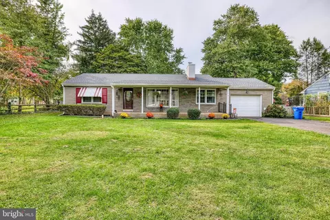 5 Fayette Dr, Yardley, PA 19067