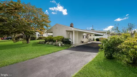 10 Serpentine Ln, Levittown, PA 19055