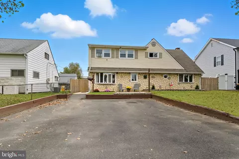 9 Newberry Ln, Levittown, PA 19054