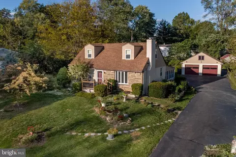 40 Hallowell Dr, Newtown, PA 18940