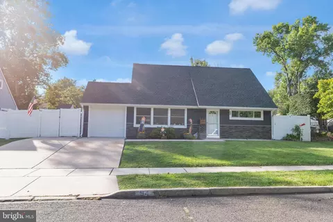94 Juniper Dr, Levittown, PA 19056