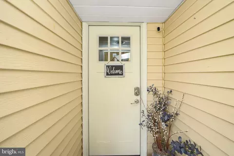 24 Grapevine Rd, Levittown, PA 19057