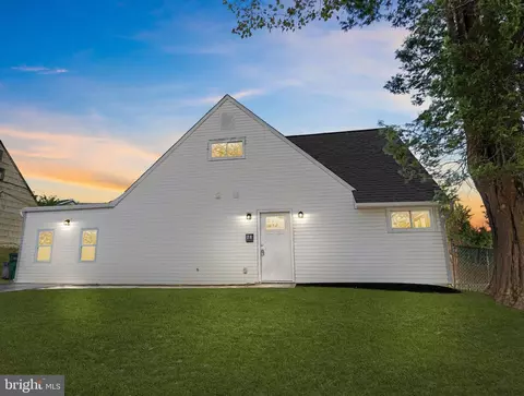 28 Rainbow Ln, Levittown, PA 19055