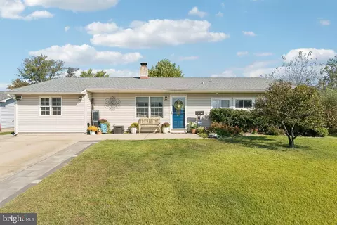 11 Stream Ln, Levittown, PA 19055