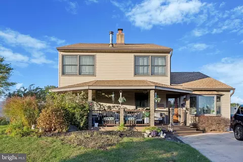 10 Black Pine Ln, Levittown, PA 19054