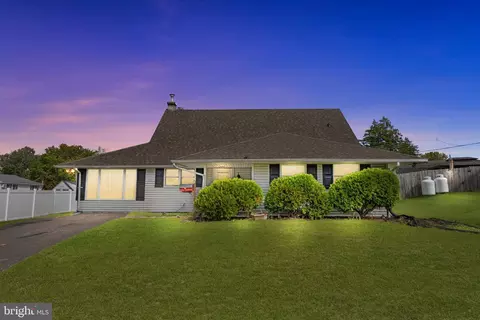 5 Harp Rd, Levittown, PA 19056