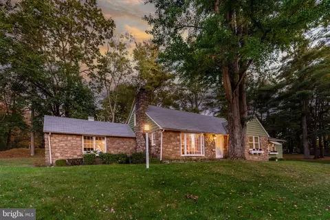 121 Kiltie Dr, New Hope, PA 18938