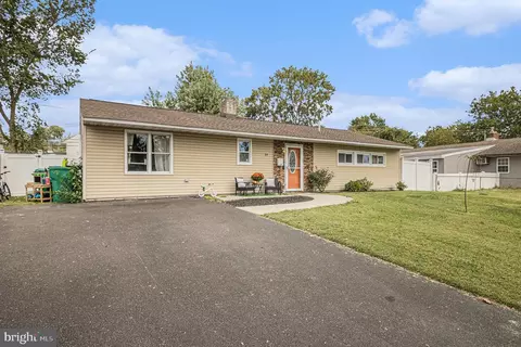 84 Daffodil Ln, Levittown, PA 19055