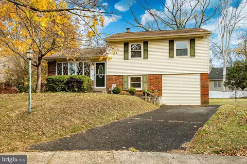 681 Pennhill Dr, Langhorne, PA 19047