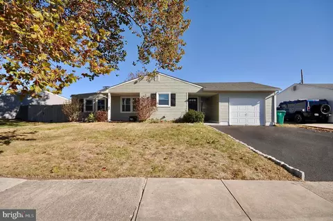 22 Disk Ln, Levittown, PA 19055