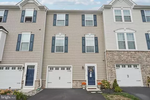 303 Pin Oak Ln, Perkasie, PA 18944