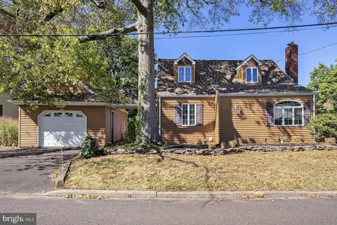 111 W Silver St, Silverdale, PA 18962