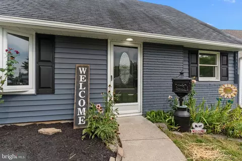 14 Iris Rd, Levittown, PA 19057