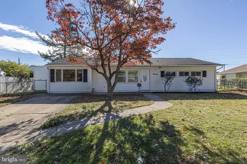 20 Serpentine Ln, Levittown, PA 19055