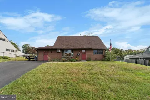 14 Cinnamon Rd, Levittown, PA 19057