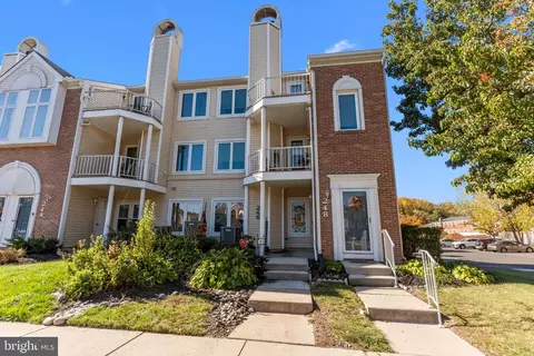 246 Colette Ct, Levittown, PA 19057
