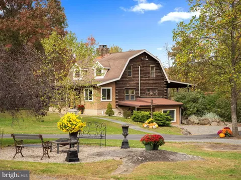 466 Deerwood Ln, Quakertown, PA 18951