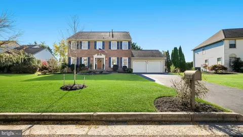 8 Periwinkle Pl, Newtown, PA 18940