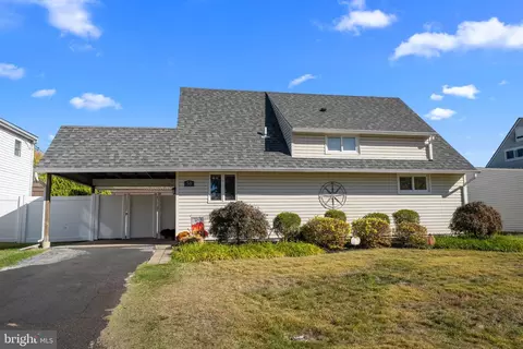50 Neptune Ln, Levittown, PA 19054