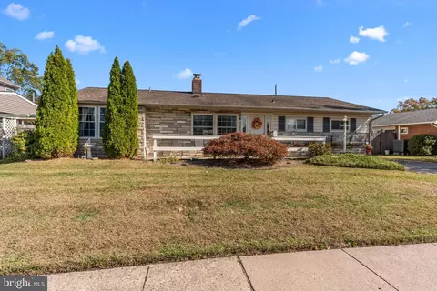34 Tulip Ln, Levittown, PA 19054