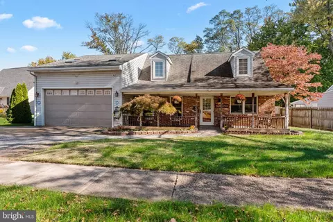 212 Plumbridge Dr, Levittown, PA 19056