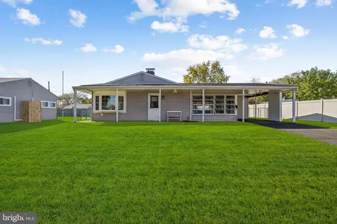 466 Lakeside Dr, Levittown, PA 19054