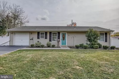 62 Indian Creek Dr, Levittown, PA 19057