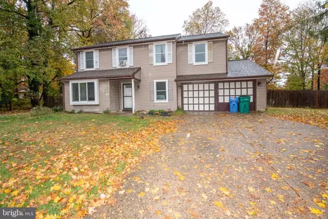 571 Fernwood Ln, Fairless Hills, PA 19030