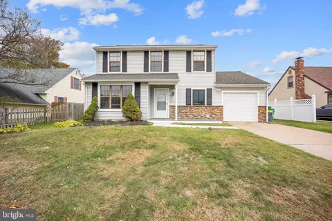 560 Fernwood Ln, Fairless Hills, PA 19030