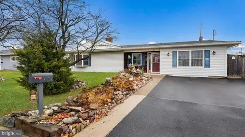 52 Post Ln, Levittown, PA 19054