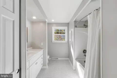 Bath - 1237 University Dr, Yardley, PA 19067 photo 2 of 2
