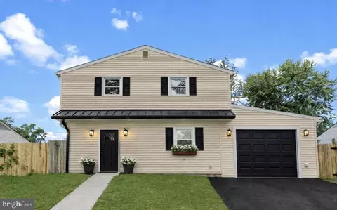 35 Thimbleberry Ln, Levittown, PA 19054