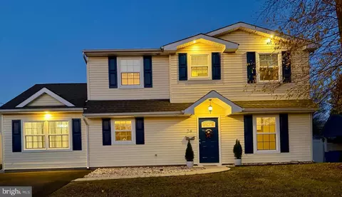 24 Robin Hill Ln, Levittown, PA 19055