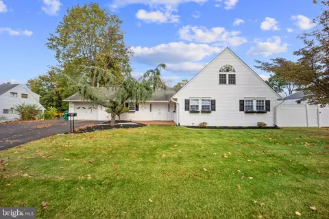 301 Snowball Dr, Levittown, PA 19056