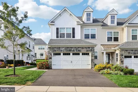 8 Lacey Ln, Ivyland, PA 18974