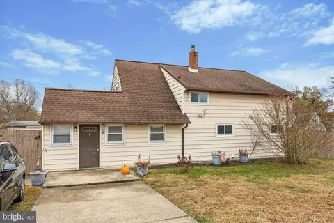 2 Red Maple Ln, Levittown, PA 19055